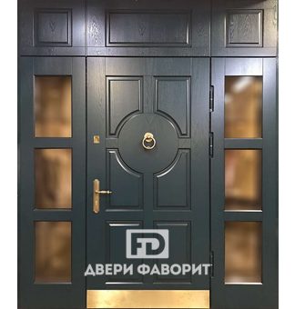 Входная дверь в квартиру с верхней вставкой и стучалкой